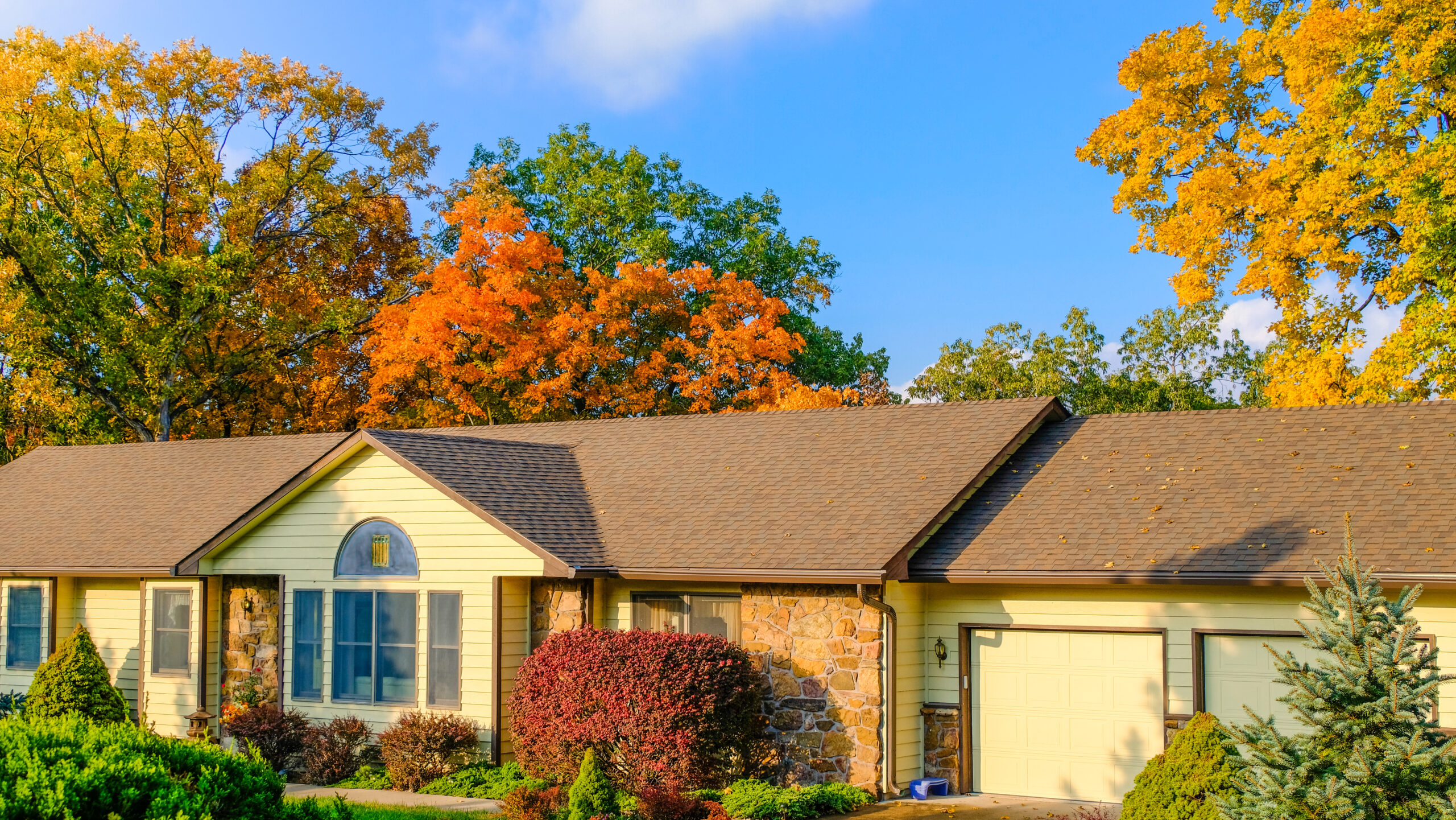 Brown asphalt roof on ranch-style home