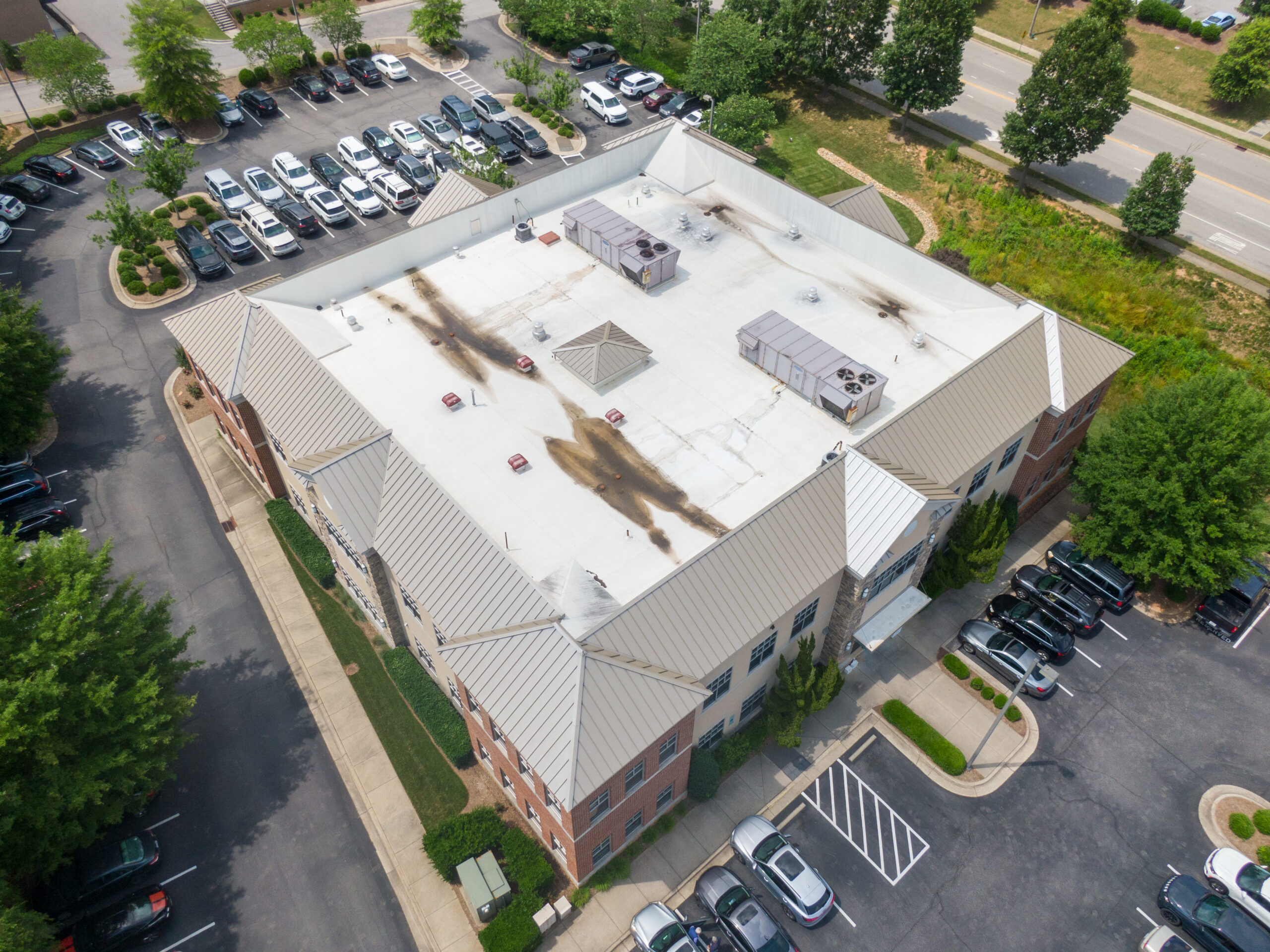 Commercial flat roof with obvious signs of issues in need of commercial roofer to handle the issues